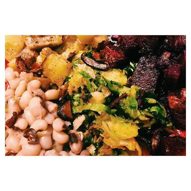 What&rsquo;s in your bowl?
.
In mine...
&gt;black eyed peas
&gt;saut&eacute;ed brussel sprouts
&gt;roasted eggplant
&gt;roasted purple potatoes
&gt;coconut bacon
.
#lmawellnessrefine