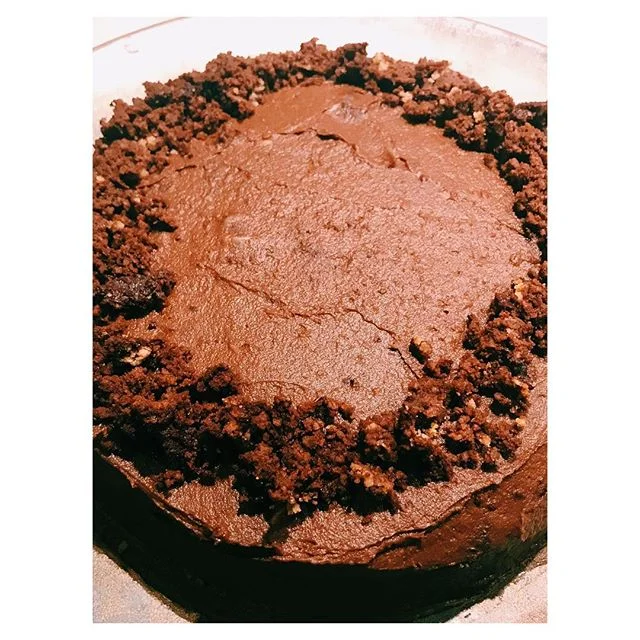 Sundays call for chocolate cake ... paleo sweet potato and avocado chocolate cake that is 👅
.
recipe @paleoglutenfreeeats👍
.
#lmawellnessrefine