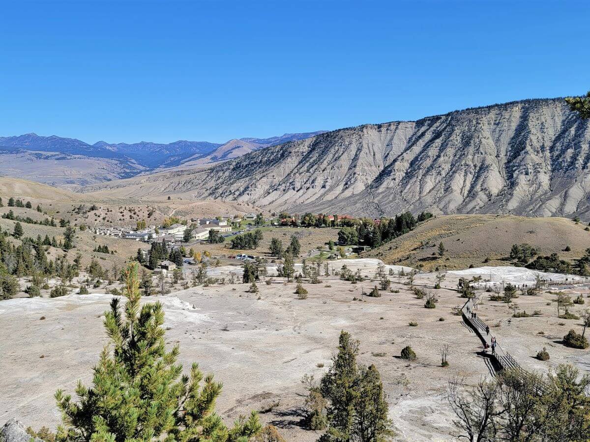 tourist towns near yellowstone