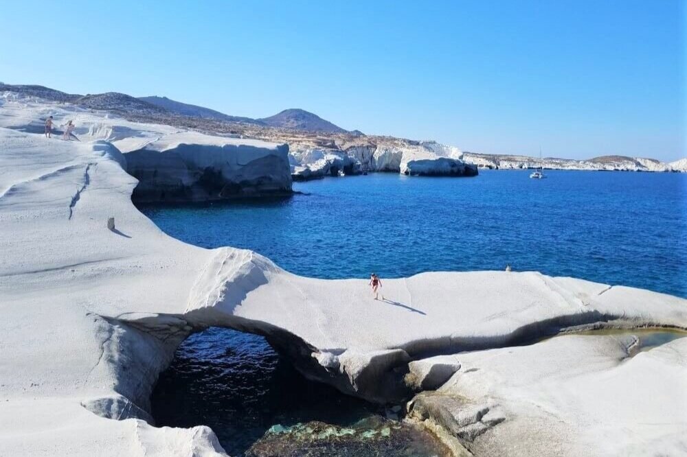 everything-you-need-to-know-about-sarakiniko-beach-milos-harbors-havens