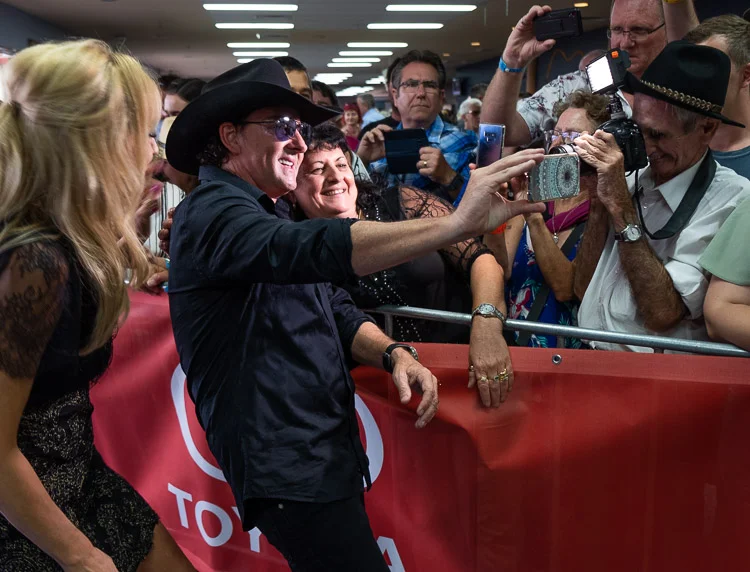 Lee Kernaghan and fans