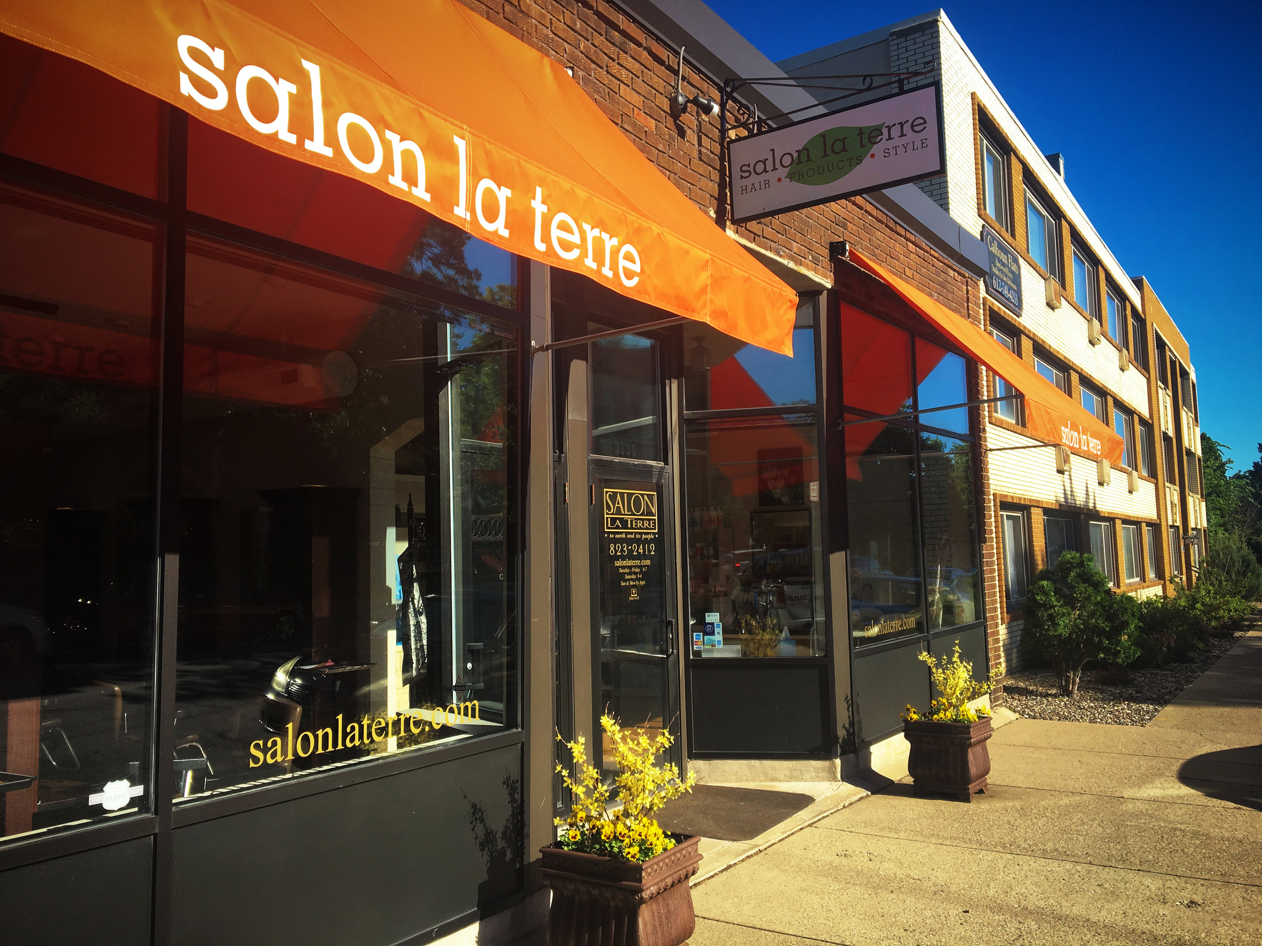 Salon La Terre outside with orange canopy