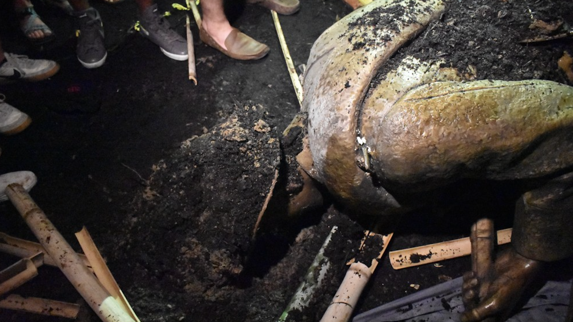 Silent Sam in the dirt after protesters tore the statue down (Source: The Daily Tar Heel/ Janet Ayala )