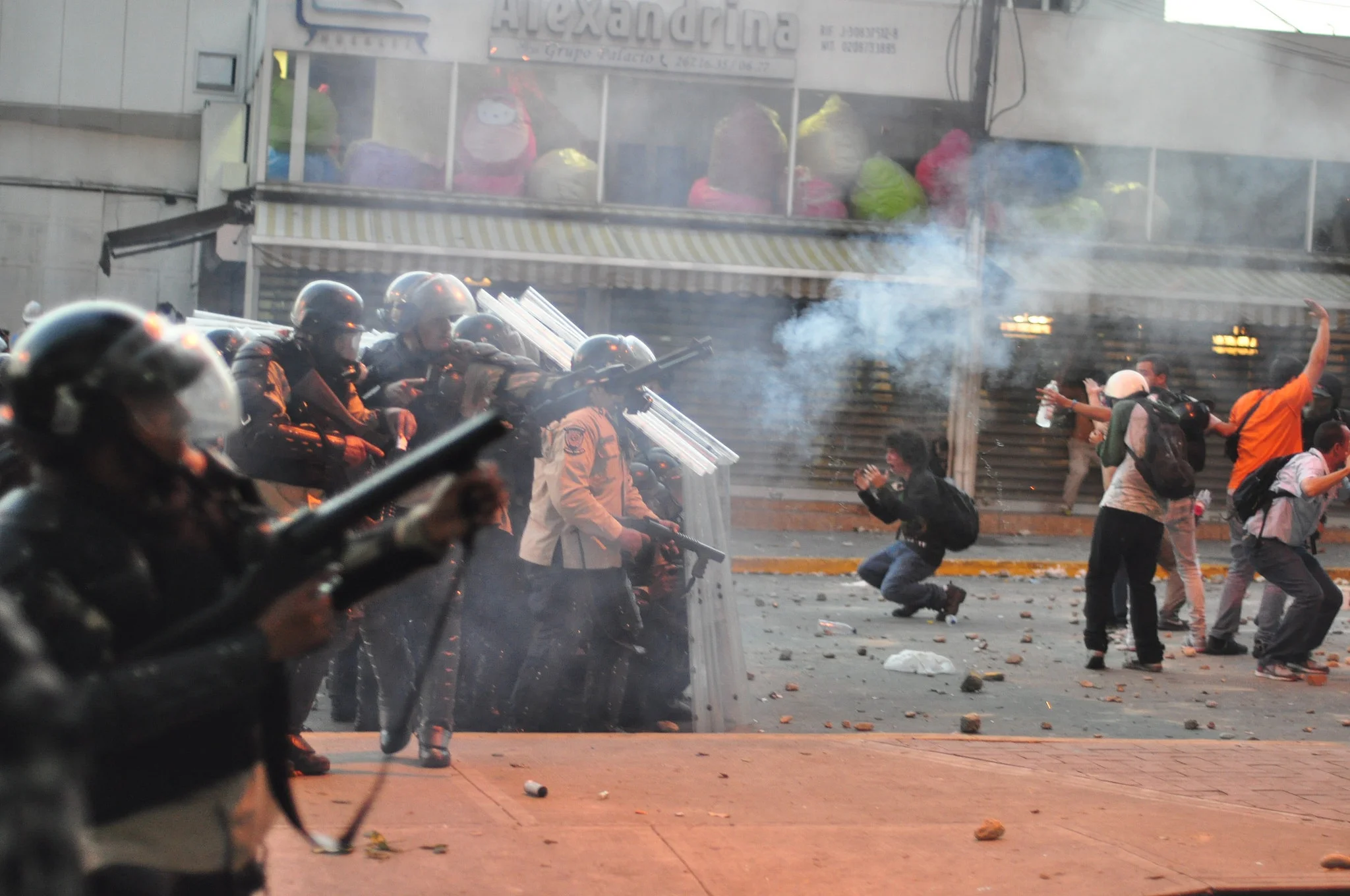 Demonstrators and military personnel clashing in Caracas last year ( source )