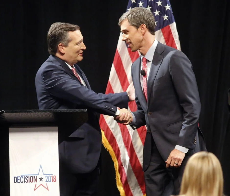 The two candidates shake hands before the start ( source )