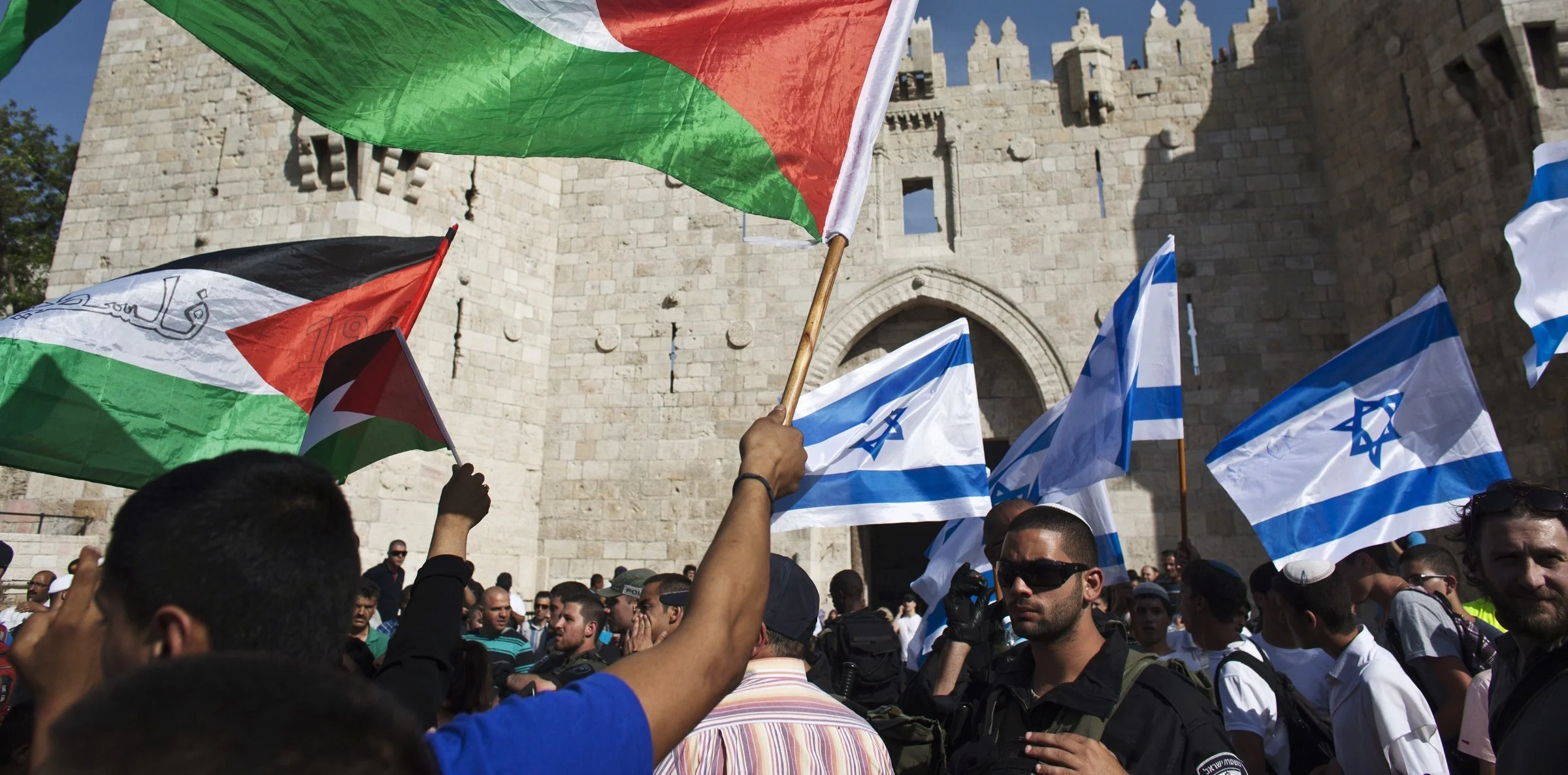 Israeli and Palestianian demonstrators waving the flags of their respective nations ( Image )