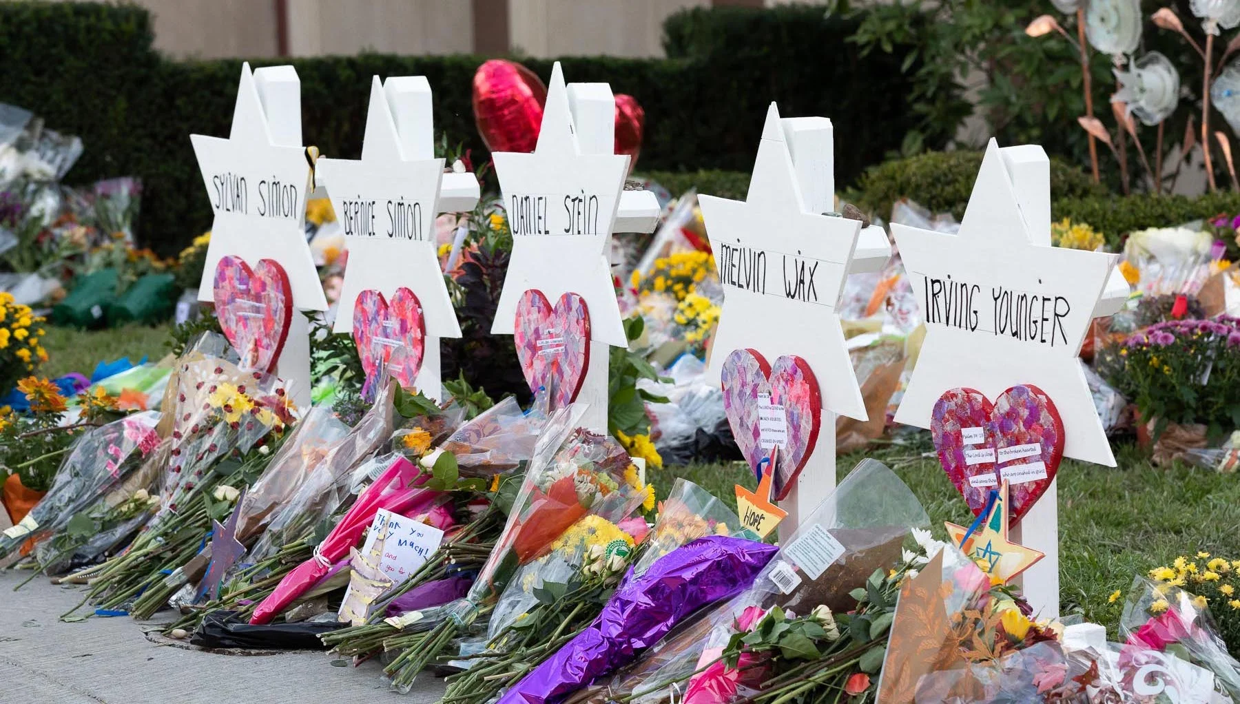 A memorial outside Pittsburgh’s Tree of Life synagogue following a mass shooting that took the lives of 11 congregation members in October 2018 ( Image )