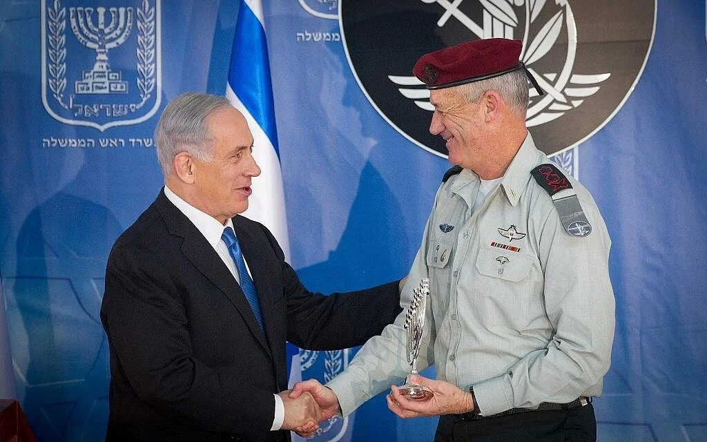 Prime Minister Benjamin Netanyahu (left) shakes hands with former IDF leader and current political opponent Benny Gantz (right). ( Image )