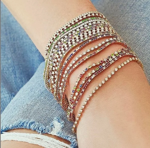 Tomorrow is looking quite chilly. How do you like to layer up?
.
.
.
#bracelet #bracelets #diamond #diamonds #gold #rainbow #love #layer #stack #stacking #bling #jewelry #finejewelry #jewels #shop #gift #gifting #giftforher #mondaymotivation #monday 