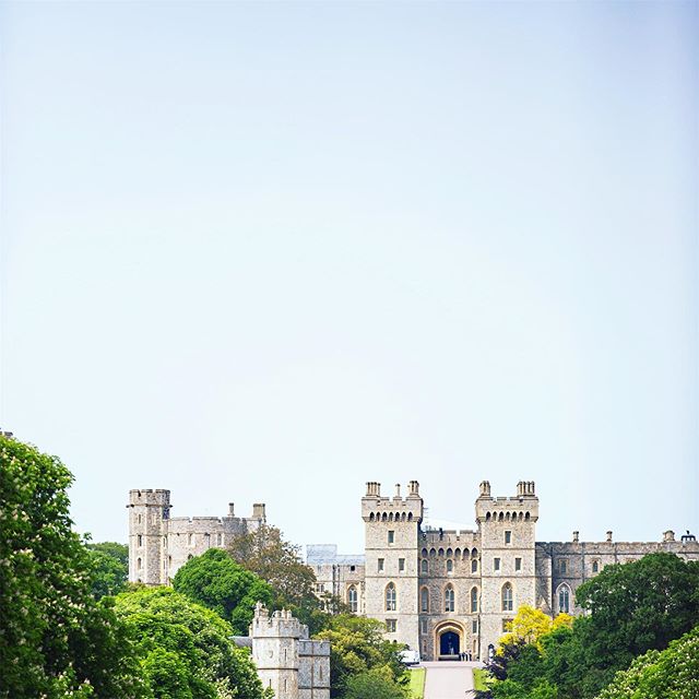 Up the 2.65 mile &ldquo;Long Walk&rdquo; is the royal estate known as Windsor Castle. With 500 people living and working there, it&rsquo;s the largest, inhabited castle in the world. 🏰 📷 @kingschurchinternational &bull;
&bull;
&bull;
#Windsor #Roya