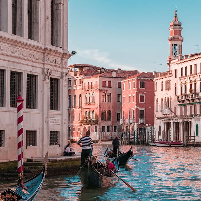 Among Venice&rsquo;s 177 canals, are around 350 gondolas. Back in 1500&rsquo;s, there were more than 10,000. 🇮🇹
📷 @damianobaschiera &bull;
&bull;
&bull;
#Venice #Italy #Gondola #Canal #Europe #StudyAbroad #TeachingAbroad #Explore #Romantic #Sunset