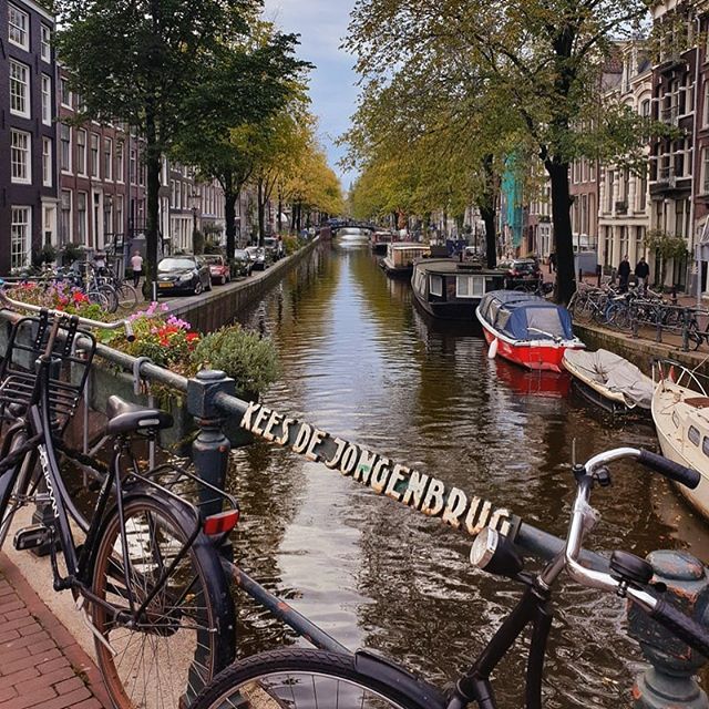 Amsterdam loves biking. There are over 881,000 bikes in Amsterdam, four times the amount of cars. The city also plans on investing another &euro;120M in their bicycle infrastructure by the end of 2020. ❤️🚲
📷 Jonne M&auml;kikyr&ouml;
&bull;
&bull;
&