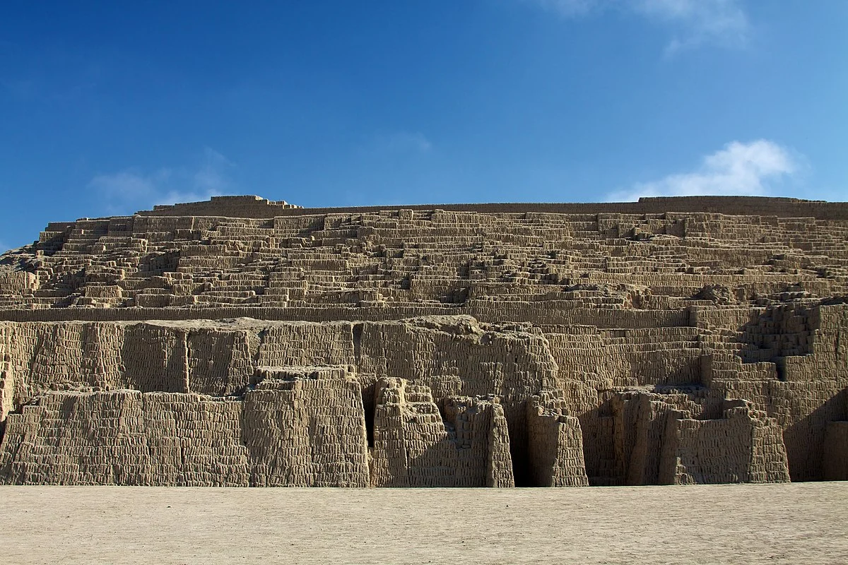 1200px-Huaca_Pucllana_Miraflores.jpg