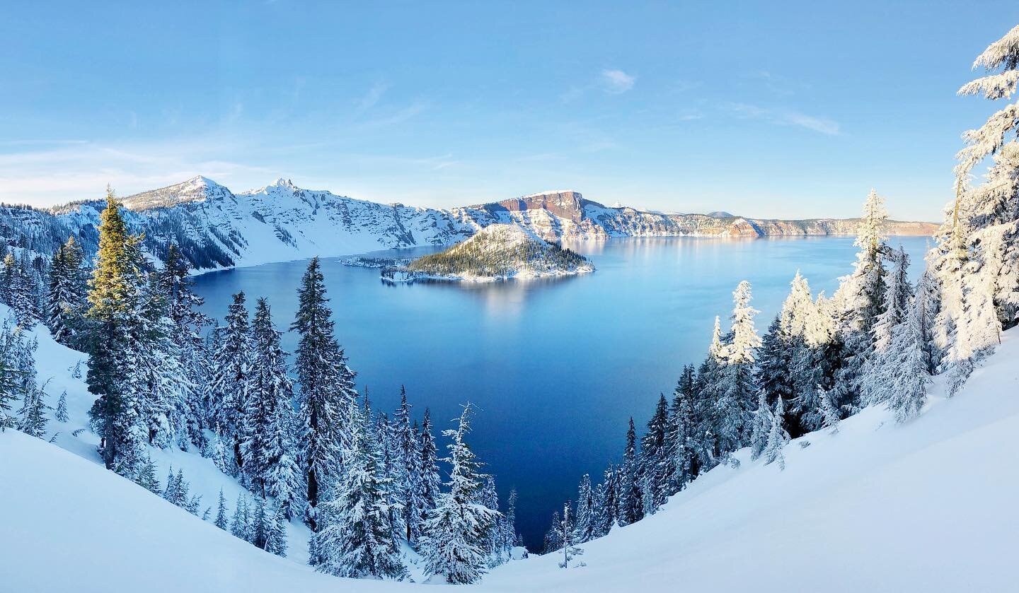 Raise your hand if snowshoeing in @craterlakenps is also on your bucket list 🙋🏻&zwj;♀️ We finally visited Crater Lake on Thanksgiving Day thinking it would be abandoned and that we would have the park to ourselves 😂 lol we were SO wrong! We waited