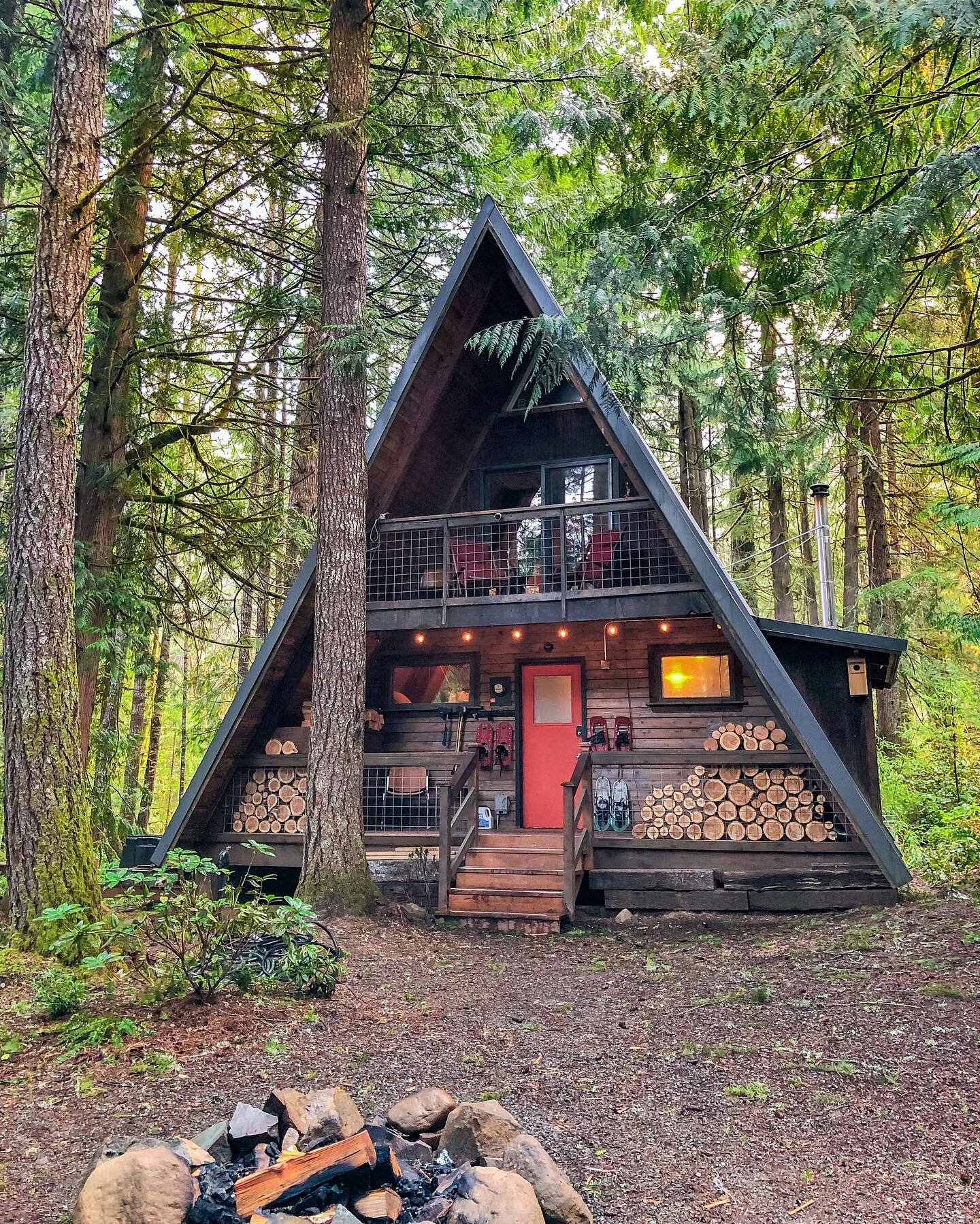 Throwing it back to when we stayed in a dreamy A-frame in the forest after snowshoeing in Mount Rainier National Park 😍 This is definitely one of the best Airbnb&rsquo;s we&rsquo;ve stayed in since moving to the PNW! #snowsoutwest #cabinlife #pnwond