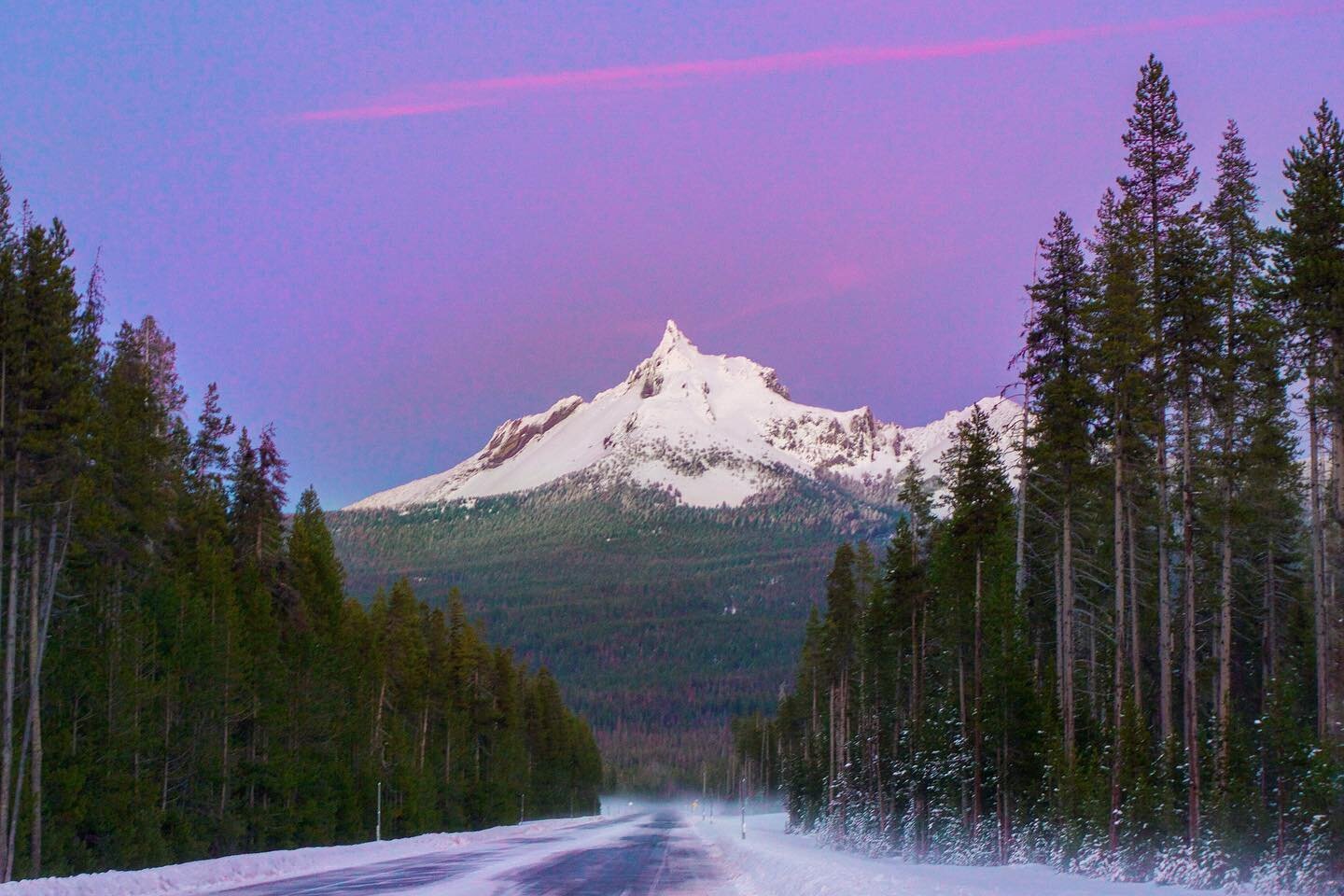 Even the highways are beautiful here 😍 Shot on our way home from Crater Lake NP. Can you name that peak? (I had never seen or heard of it before this trip!) 

#snowsoutwest #oregonexplored #pnwonderland #centraloregon