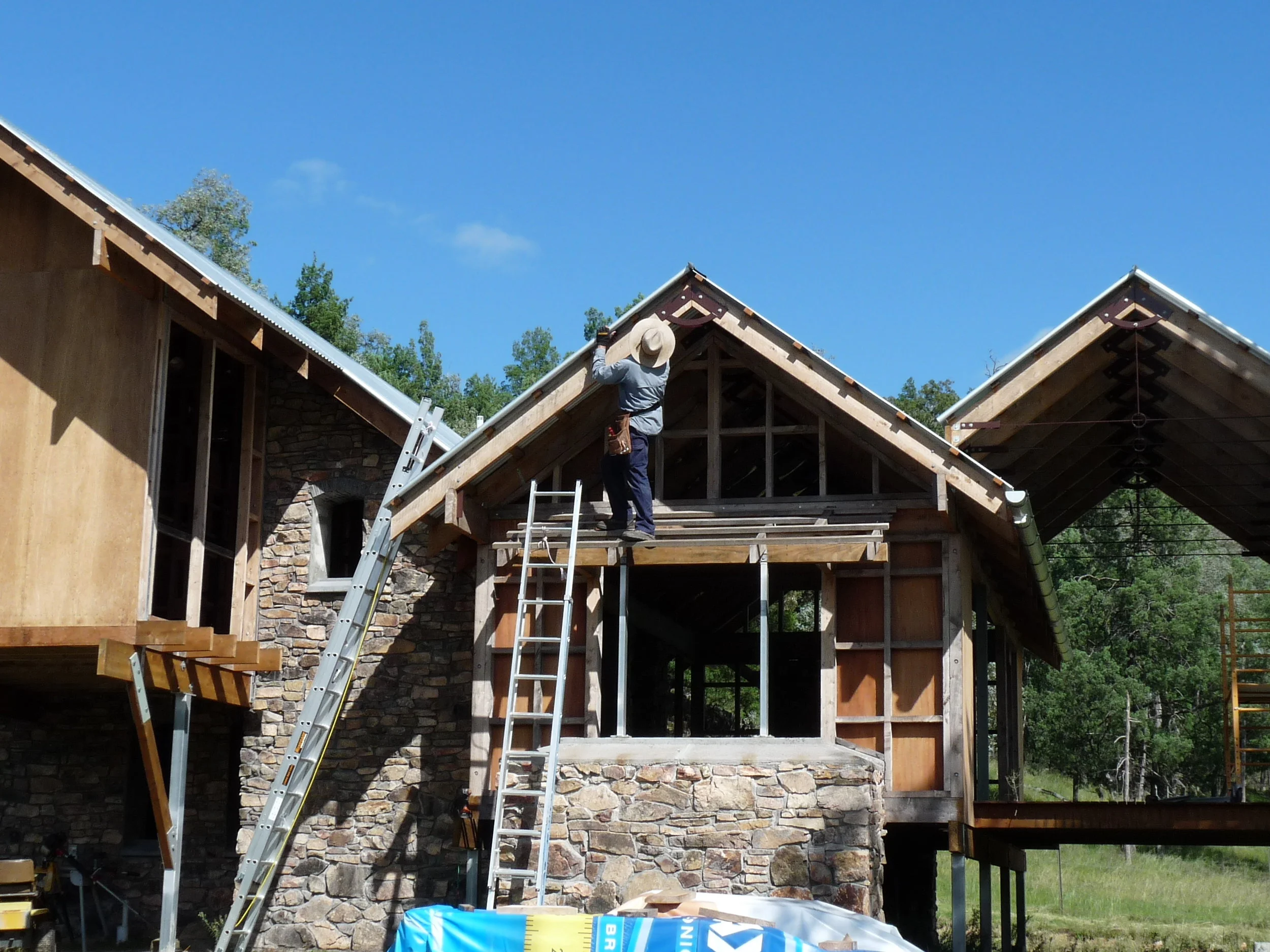 8 Starting to fit edge flashing.....JPG