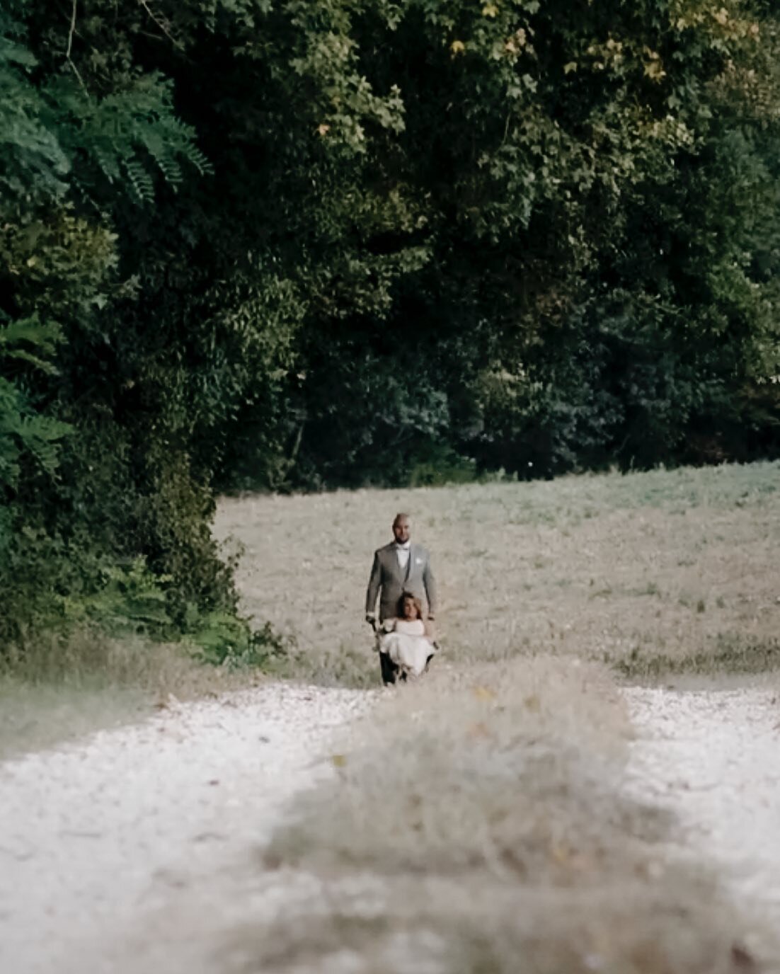 Cruising around Tuscany in a wheelbarrow. 😄 We always try to make our wedding film shoots fun and adventurous. Really enjoying and embracing every moment during the wedding day. That is the key to a good story. 
.
.
#h&auml;&auml;t #h&auml;&auml;kuv