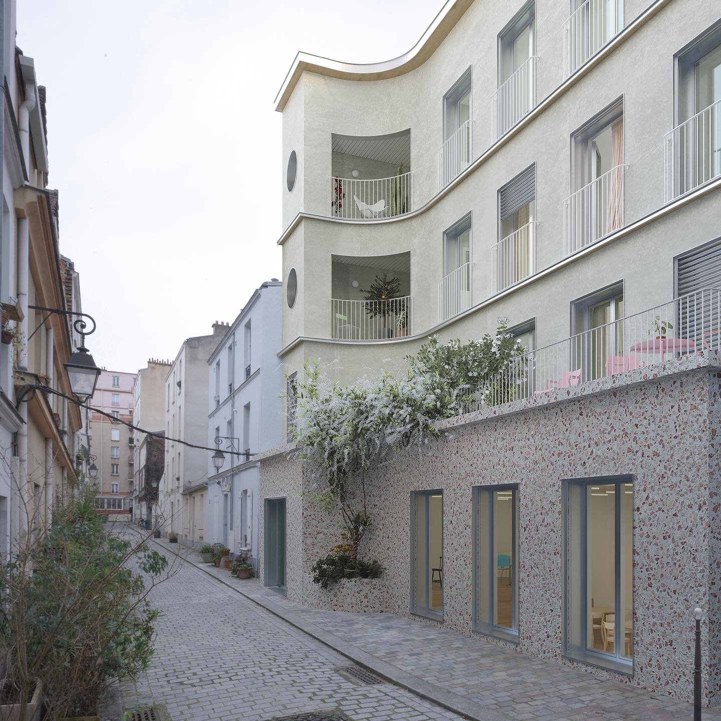 5 logements et 1 local associatif 

Concours @paris_habitat 

Impasse Tourneux, Paris 12e. 

.

Deux pentes et niveaux altim&eacute;triques diff&eacute;rents ; une cr&egrave;che ann&eacute;es 90 aux formes d&eacute;coup&eacute;es ; des vis-&agrave;-v