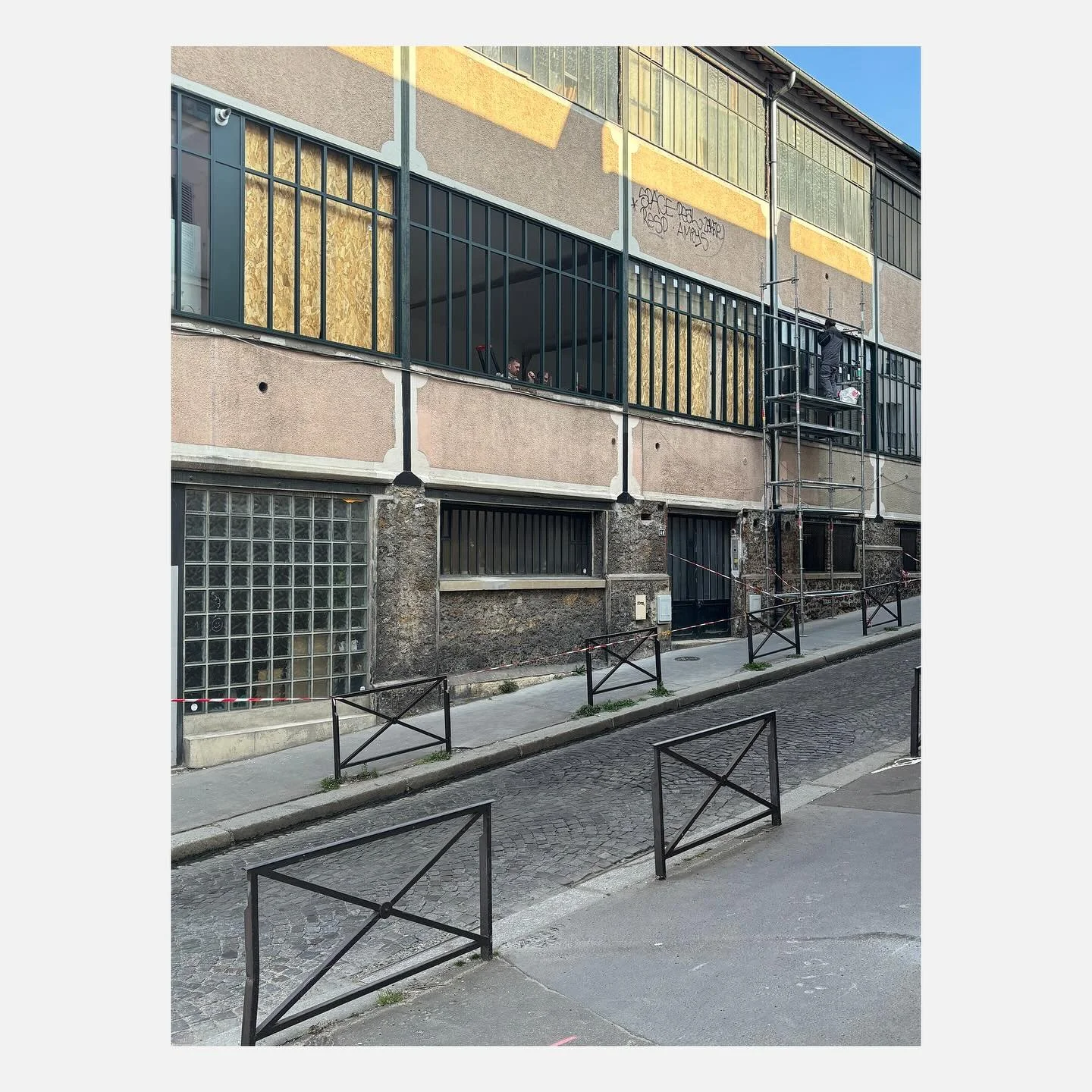 Depuis 2022, nous accompagnons la transformation de la copropri&eacute;t&eacute; de l&rsquo;ancienne manufacture d&rsquo;encadrements et moulures Billard &amp; Fils &agrave; Paris. Sauv&eacute;e de la d&eacute;molition lors de l&rsquo;am&eacute;nagem