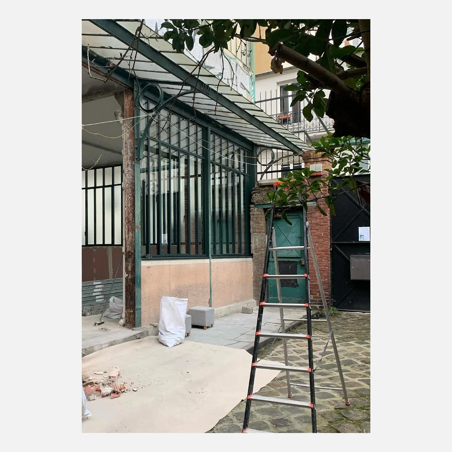 Depuis 2022, nous accompagnons la transformation de la copropri&eacute;t&eacute; de l&rsquo;ancienne manufacture d&rsquo;encadrements et moulures Billard &amp; Fils &agrave; Paris. Sauv&eacute;e de la d&eacute;molition lors de l&rsquo;am&eacute;nagem