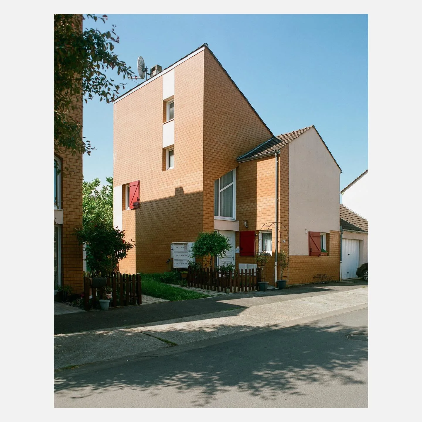 Situ&eacute; &agrave; proximit&eacute; de la station de RER Cergy le Haut dans la partie Nord de la ville, le projet concerne un ensemble de 52 maisons construit dans les ann&eacute;es 80 par l&rsquo;architecte Pierre Lajus : la r&eacute;sidence Cerg