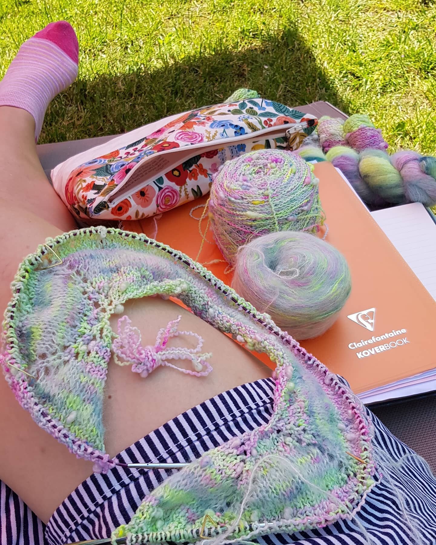 Knitting break in the garden before I go rinse yesterday's dyeing session and prep for tomorrow's 😜 pattern is #tfarockittee and yarn is Tricot &amp; Stitch Slub Fingering + Suri et Soie in the Cocktail by the pool colorway 🍸🏖 how's your day going