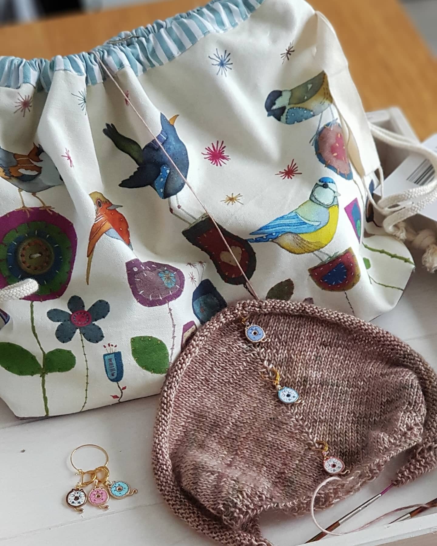 💕💜 #kaljimmy2021 💜💕

Jimmy's home! Emma Ball it is, with the Stitched Birdies drawstring bag (back in stock soon!). The markers are my chabeignets removable markers - I love their little faces so much! - and the needles are my trusted and beloved