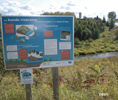 Affiche de sensibilisation sur la protection des berges placée sur un site aménagé