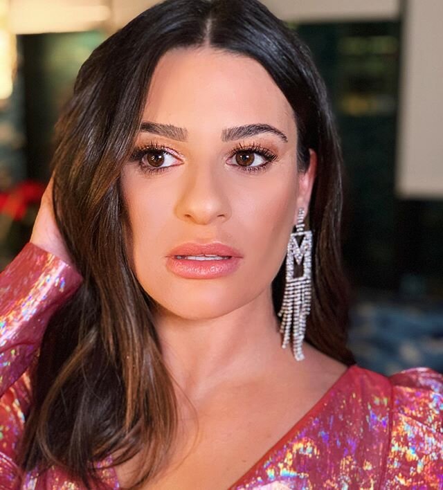 Beautiful ✨Backstag @bravowwhl with @leamichele ✨ @meredithbaraf created pink tones + highlights for major holiday makeup inspo!!! For hair, we went with a voluminous bend created w/ @thebeachwaver S1.25 ✨ @sarahpotempahair #leamichele #igotbeachwave