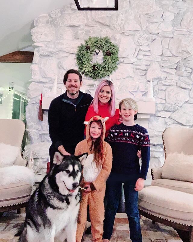 Instagram VS. Reality 🎄😂Merry Christmas from our family to yours!! Hope you all get to relax, celebrate the beauty of the holidays, and enjoy time with your friends and family!! &hearts;️&hearts;️&hearts;️