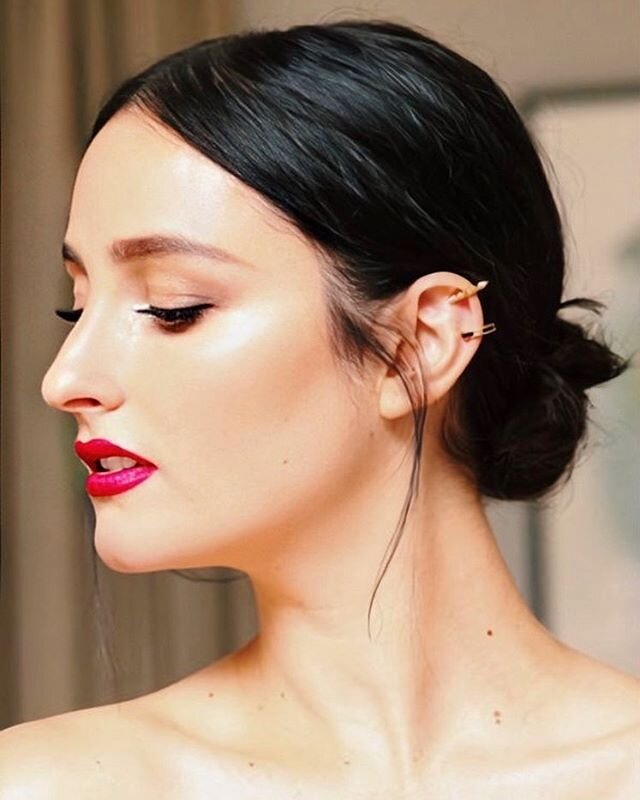 ❣️Get The Look❣️ Create a clean center part. Blow dry hair with the Blow Out Pro Brush. Pull hair into a low pony, and create a bun with the Wrap Up bun maker. Gently pull out pieces for a relaxed look. Tame any flyaways with @thebeachwaver Braid Bal