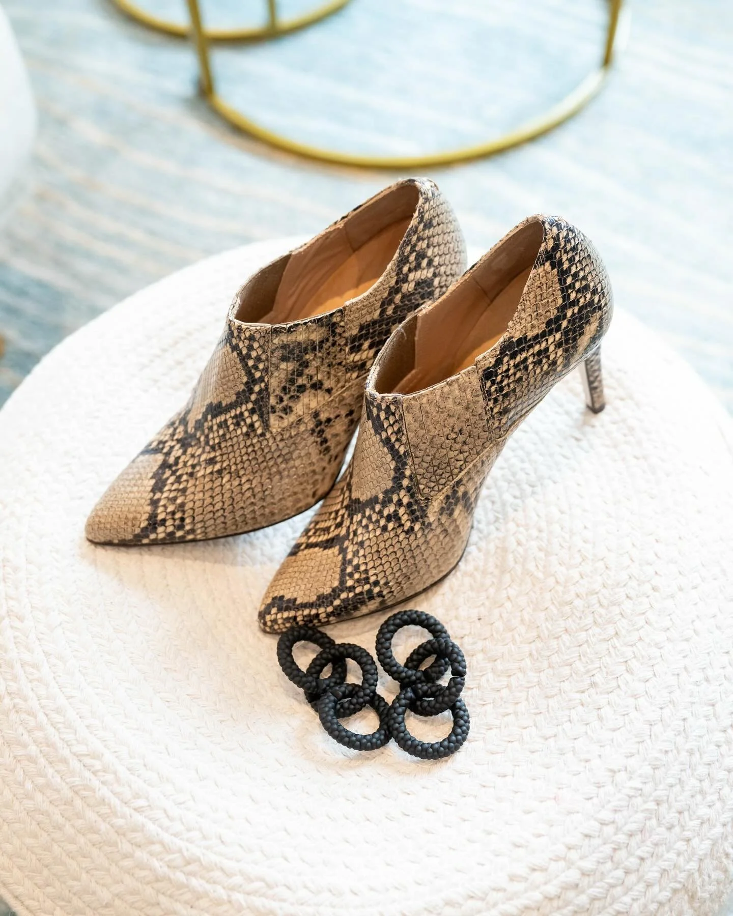 ✨ Accessories can transform an outfit, adding personality and polish or even becoming the star of the look. ✨ Whether it&rsquo;s a pair of statement earrings, bold boots, or a unique handbag, the right accessory can take your style to the next level.