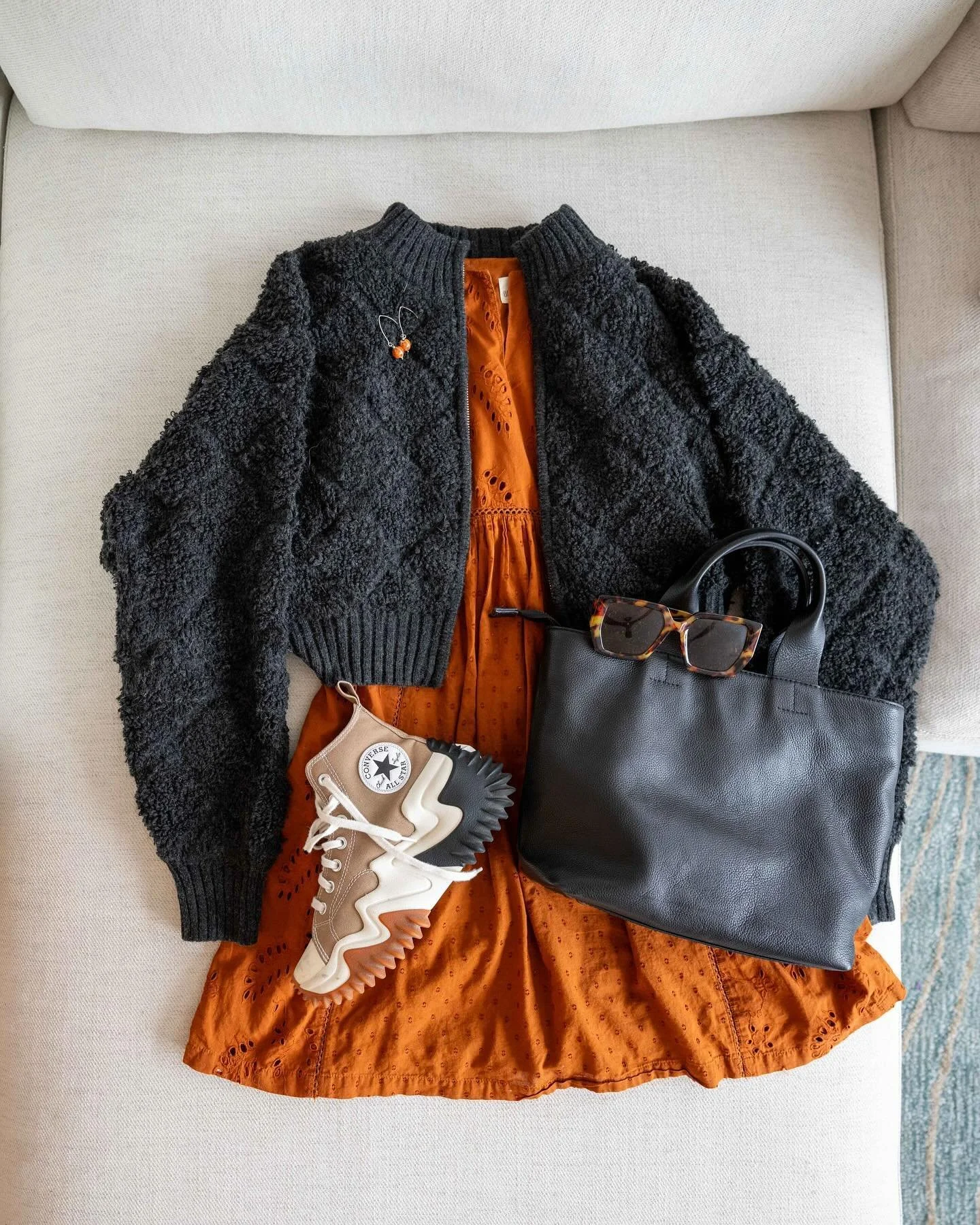 🍂 One dress, three fall looks! 🍂 As the weather cools down, it&rsquo;s the perfect time to experiment with cozy layers and warm tones. This versatile dress is the star of the season, easily transforming into three distinct autumn outfits. 👗✨

1️⃣ 