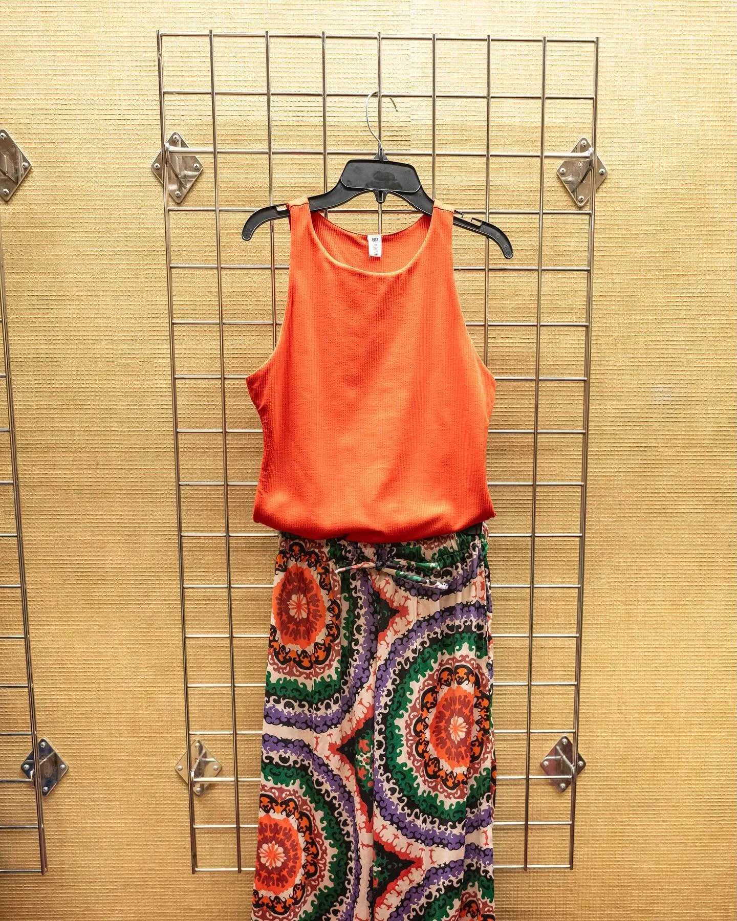 ✨ Style Inspiration for the Inverted Triangle Body Type! ✨ When it comes to balancing a broader upper body and narrower hips, it&rsquo;s all about drawing attention downward and creating harmony.

In these looks, the vibrant, patterned pants add volu