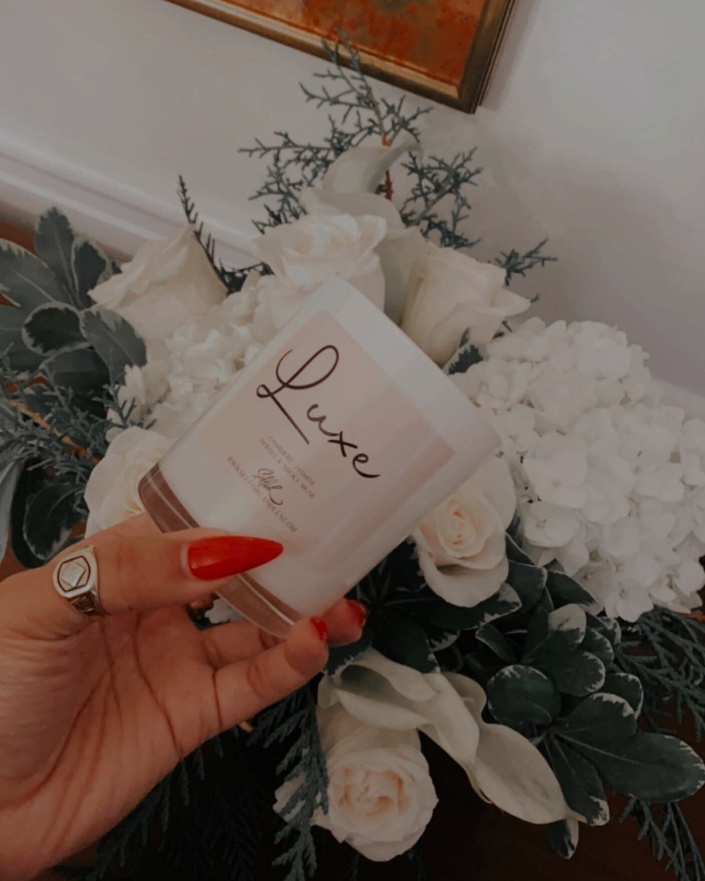 Fresh florals. Red nails. Luxe Candles.
Our kind of self-care Sunday. 🕯
&bull;
&bull;
&bull;
#selfcare #sundayvibes #candles #flowers #smallbusiness #blackownedbusiness
