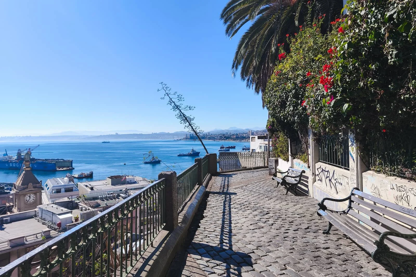 Panoramic bay views from Paseo Gervasoni in Valparaíso.