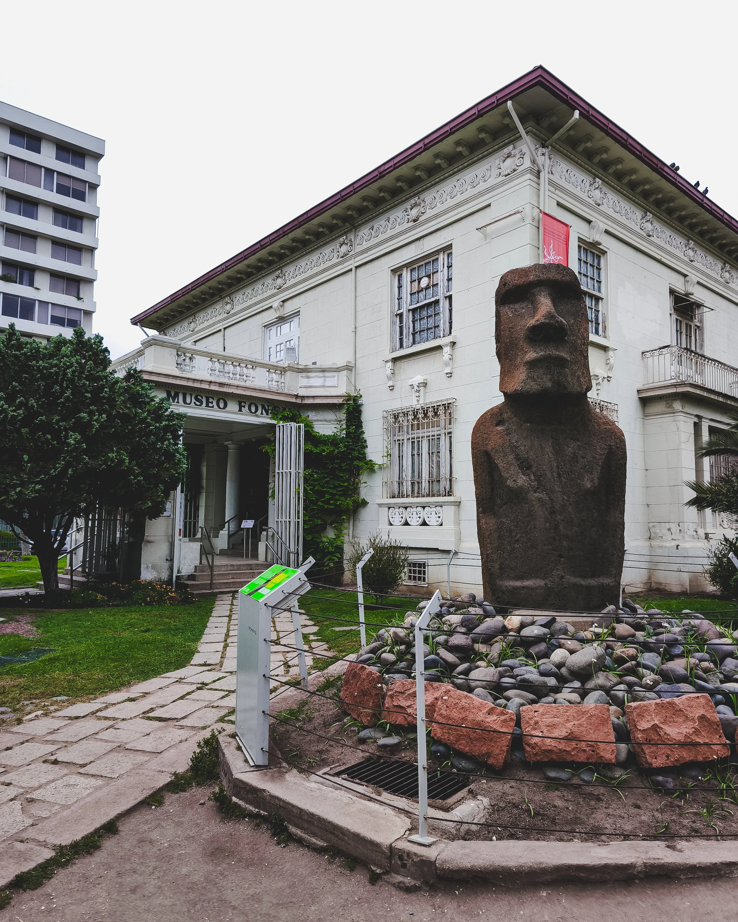 Exterior of Museo Fonck with Moai statue.