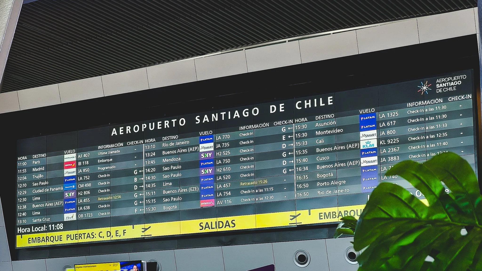 SCL Airport to Santiago: Best Ways to Get to the City (Time, Cost + Safety)