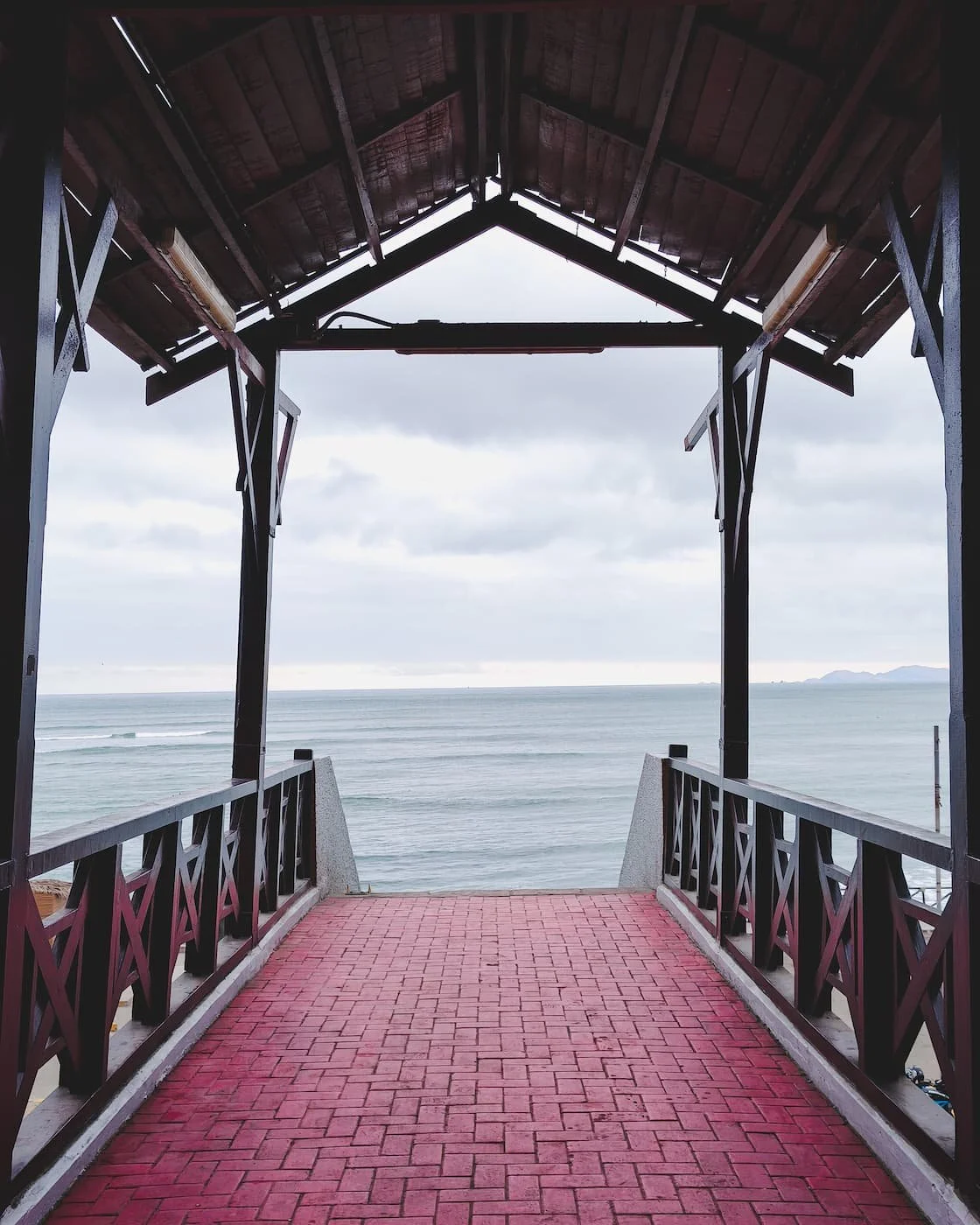 Bridge that takes you across the highway towards the beach.