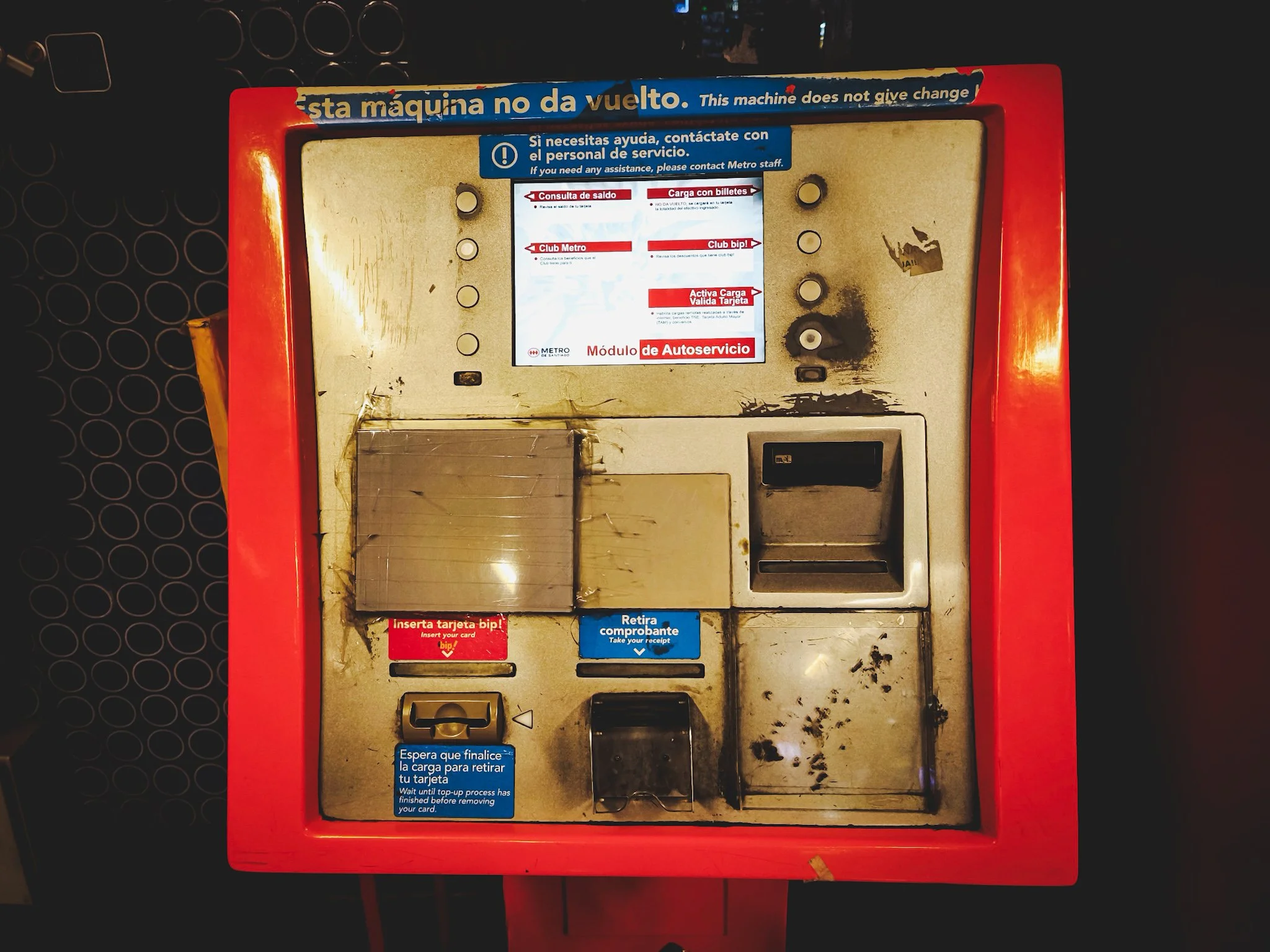 Bip! card reload machine at metro Universidad Católica, Santiago metro.