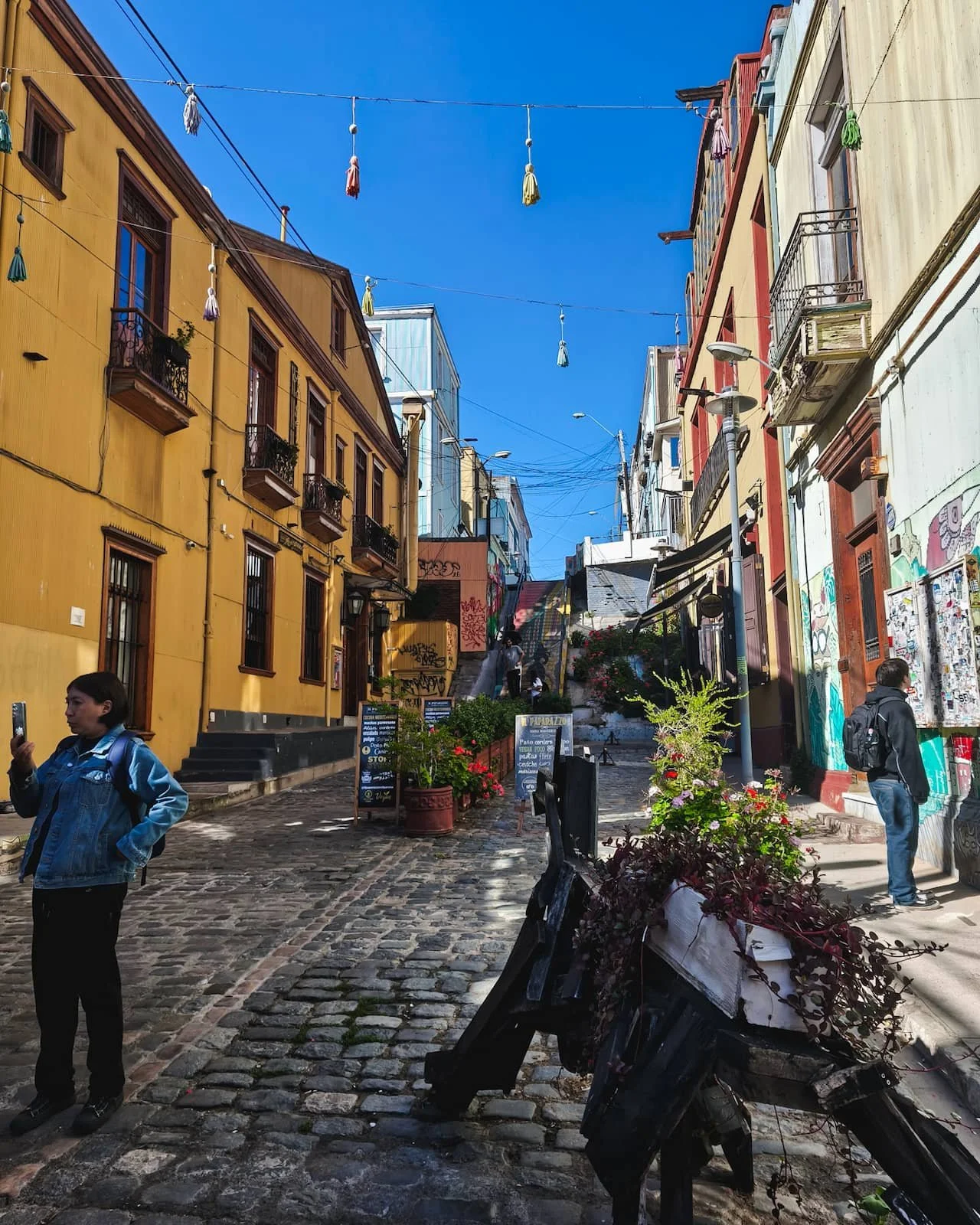 Colorful staircase and cafés near Pasaje Gálvez and Papudo in Valparaíso.