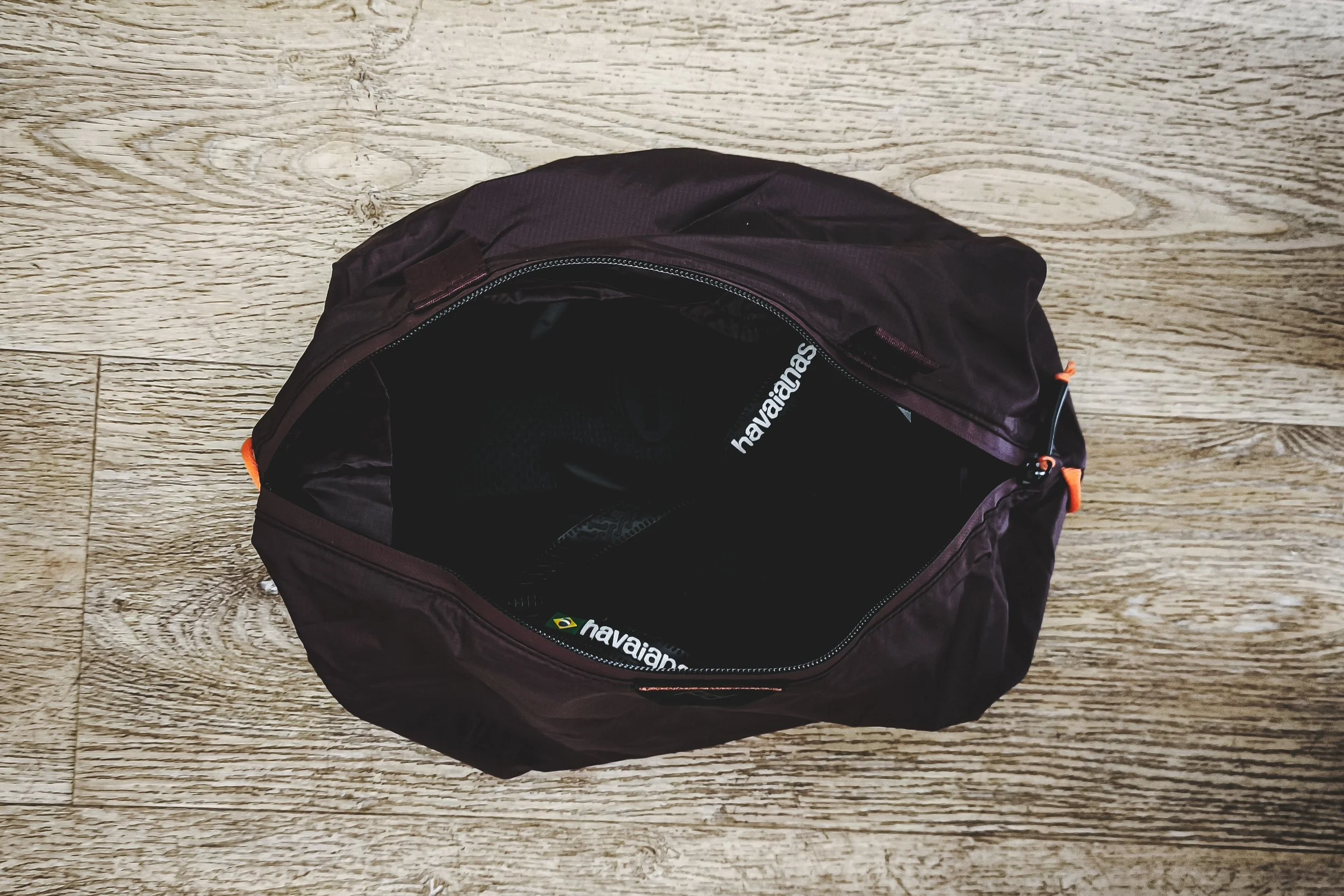 Peak Design Shoe Pouch with Havaianas flip-flops inside.