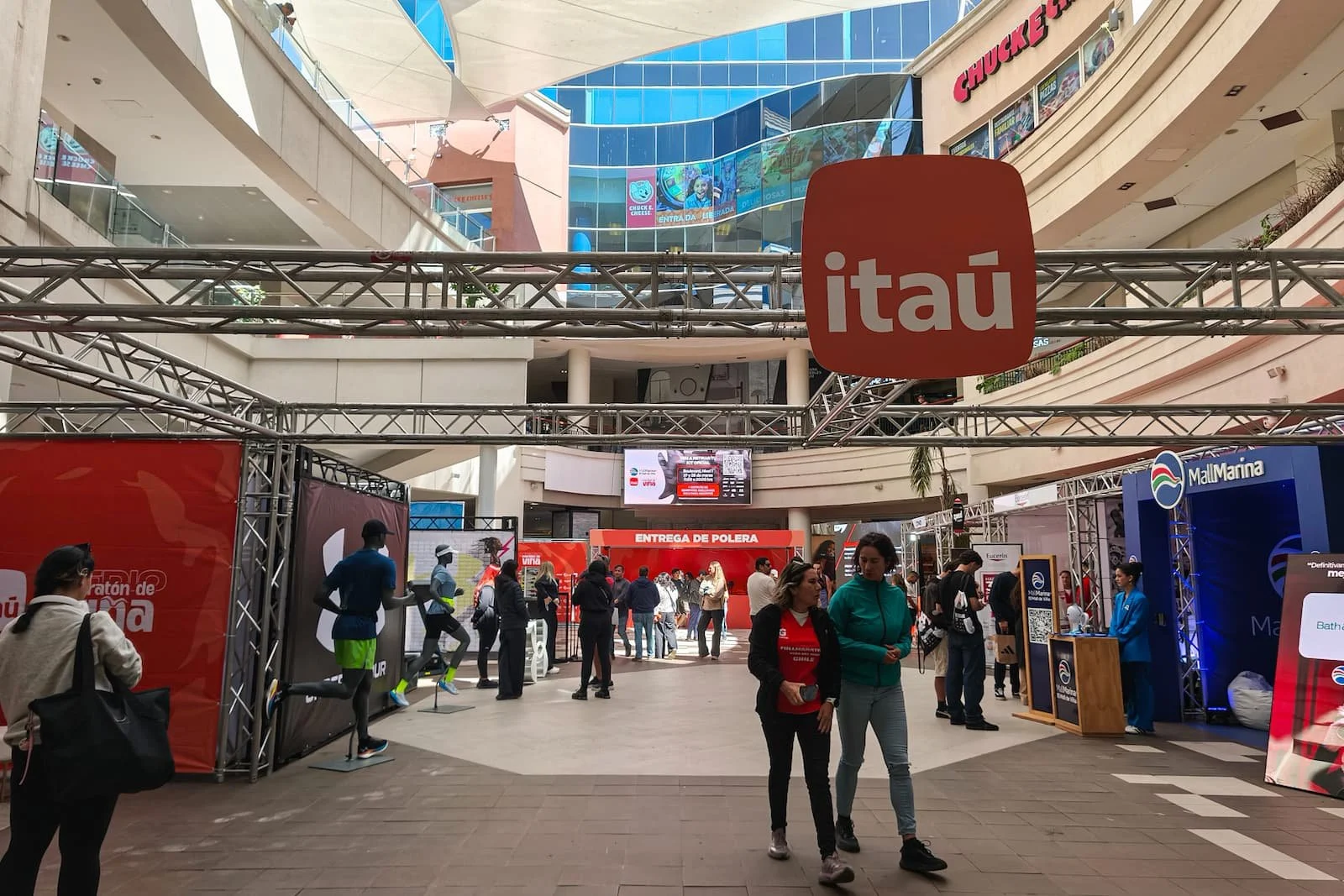 Packet pickup for the Medio Maratón de Viña del Mar at Mall Marina in Viña del Mar.