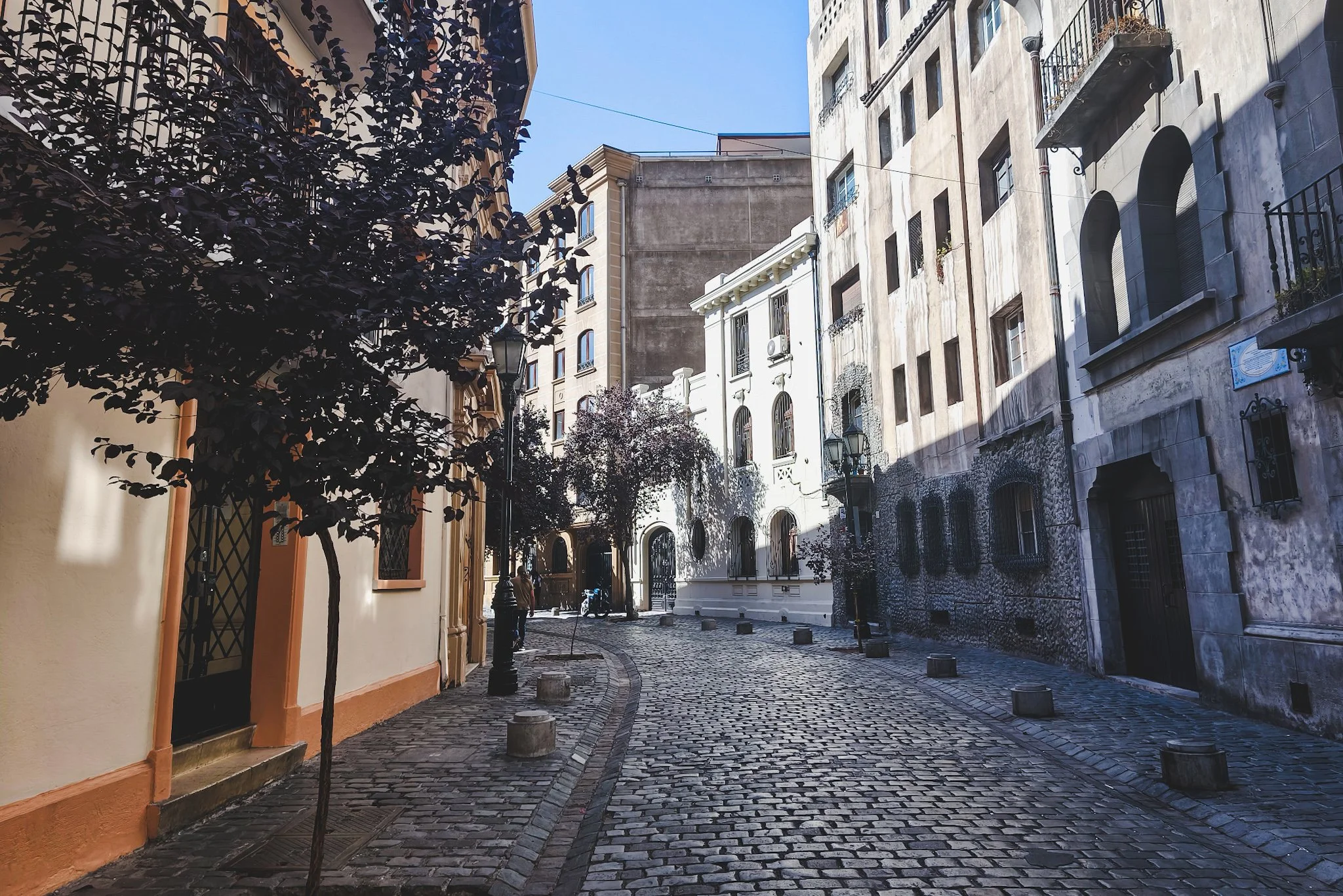 Cobblestone streets of Barrio París-Londres.