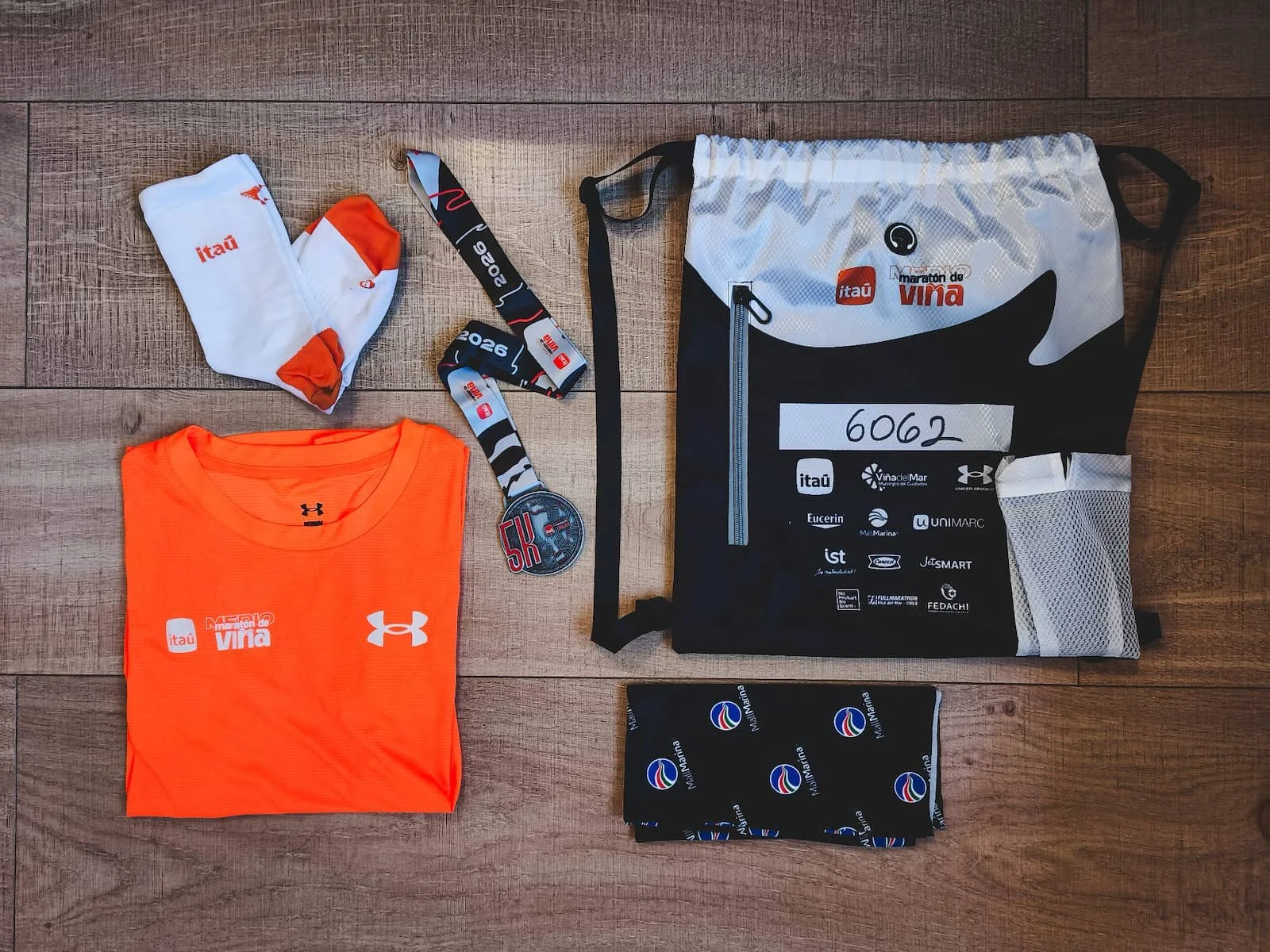 Flat lay of race shirt, medal, and swag from the Medio Maratón de Viña del Mar