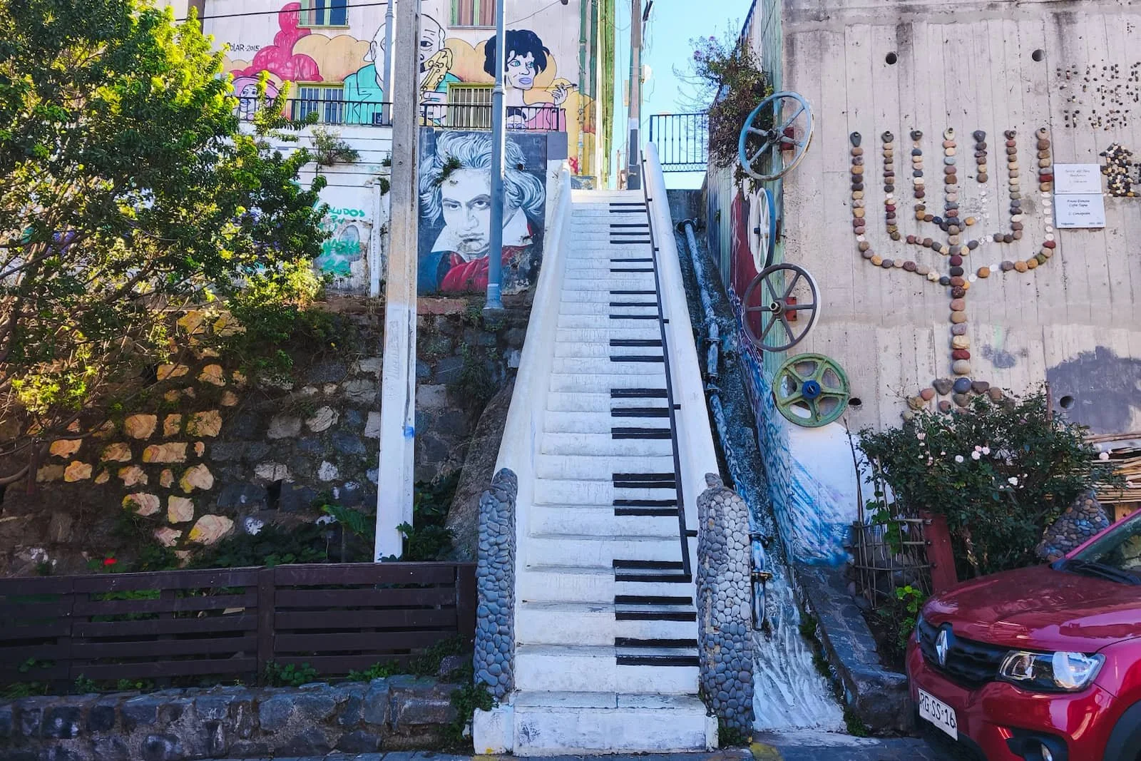 Piano-themed staircase with mural art in Cerro Concepción.