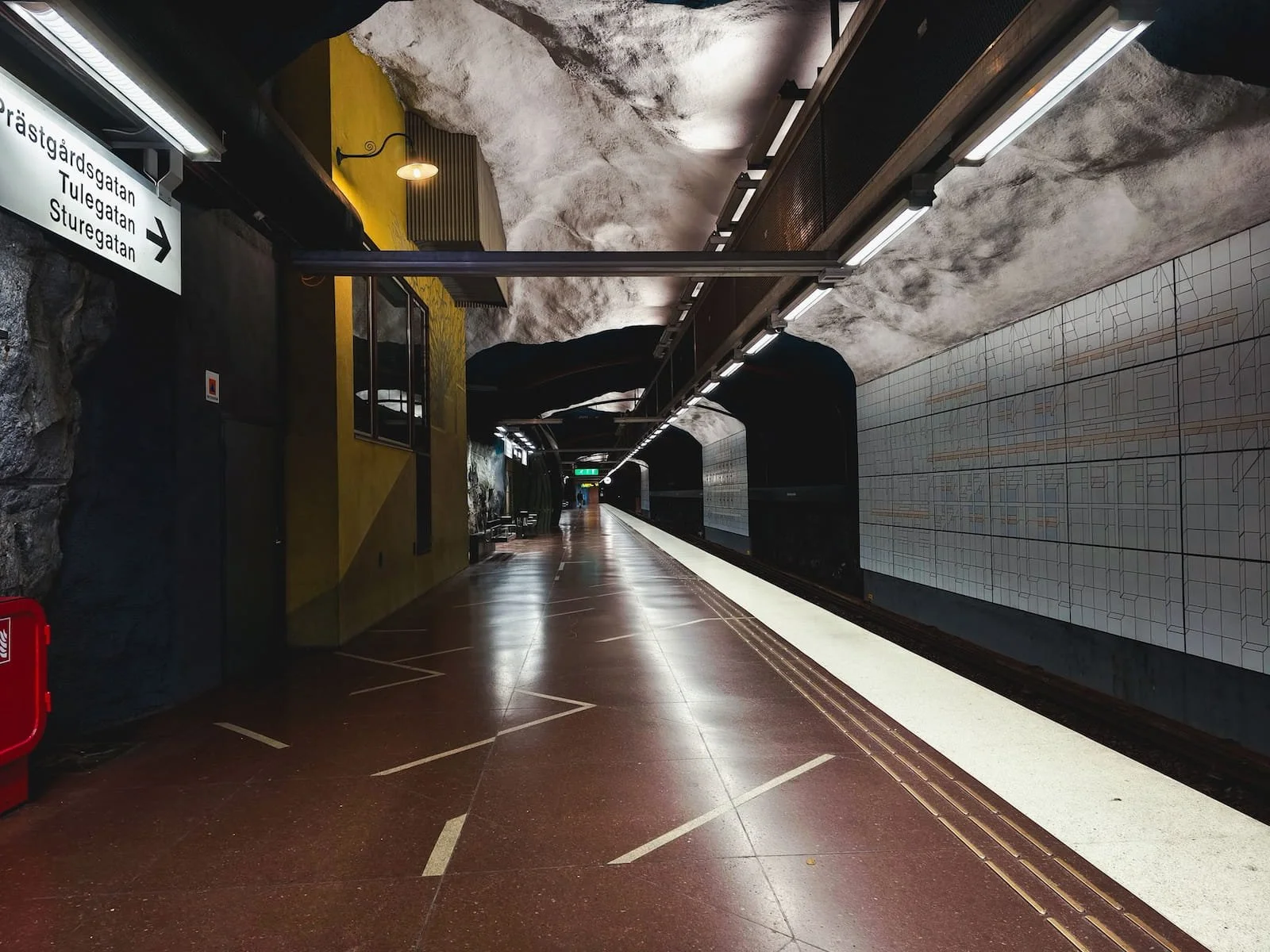 Underground platform at Sundbybergs centrum metro station in Stockholm, served by the T10 blue line.