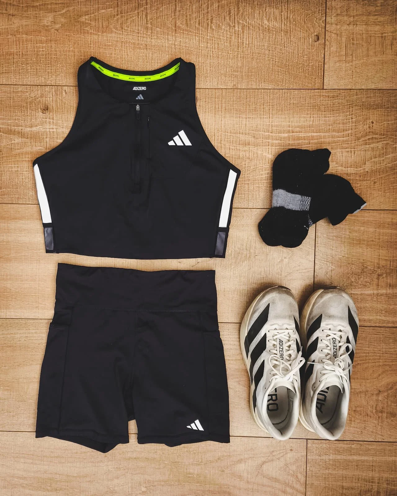 Running outfit for the Medio Maratón de Viña del Mar 5K including crop top, running shorts, socks, and shoes.