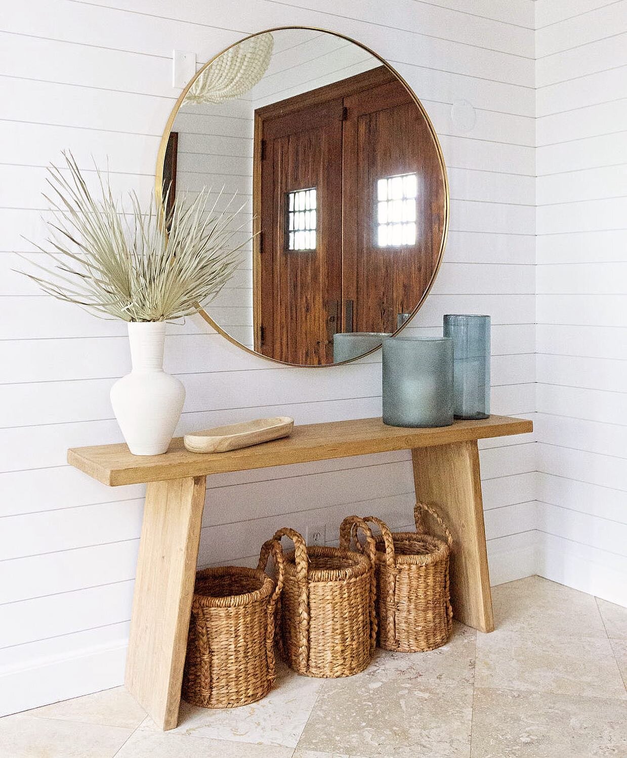 A warm and inviting, coastal-organic entryway ✨ #spinnakerpointproj 
&bull;
&bull;
&bull;
&bull;
&bull;
#interiordesign #interiordesigner #finditstyleit #smmakelifebeautiful #SODomino #jungalowstyle #homewithrue #mysmphome #idcoathome #greigestyle #j